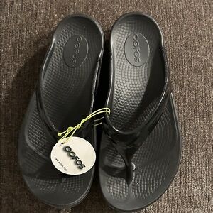 OOFOS Black Patent Thong Sandals NEW